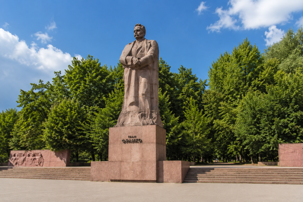 Цікаві факти про Івана Франка та його таланти Пам'ятник Івану Франко у Львові на площі перед зеленим парком у сонячний літній день.